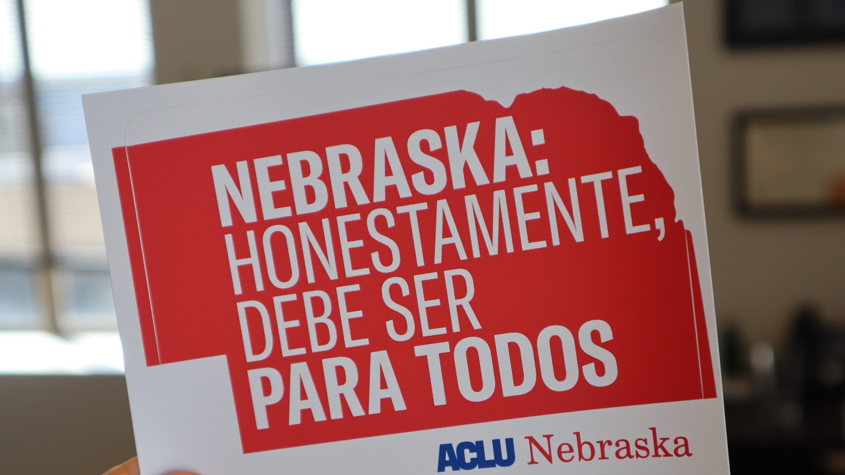A graphic reads "Nebraska: Honestamente, debe ser para todos." Nebraska: Honestly it should be for everyone