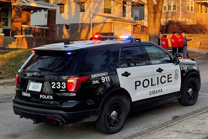 Omaha Police respond to a fallen tree near 43rd & Davenport. Courtesy Declan Martin, Wikimedia Commons.